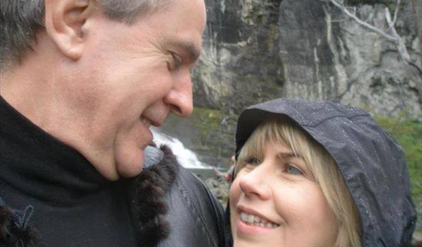 Roy y su esposa en una foto en Facebook. Amor y contratos.